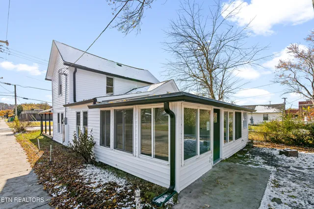 $299,000 | 125 North Chamberlain Avenue, Rockwood, TN 37854