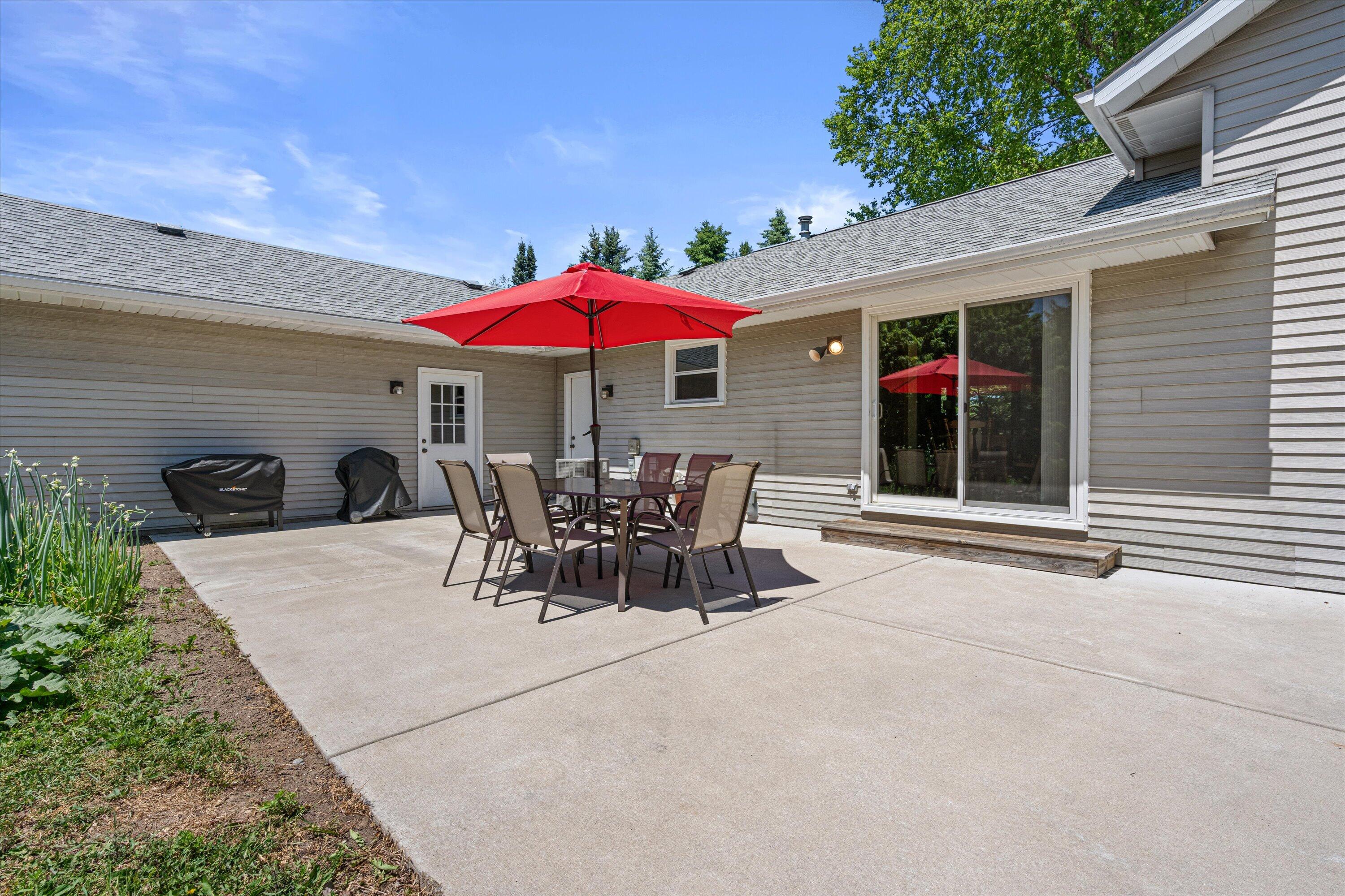 620 Prairie View Drive North Prairie, WI 53153 - Photo 5 of 52 Plenty Of Space For Entertaining