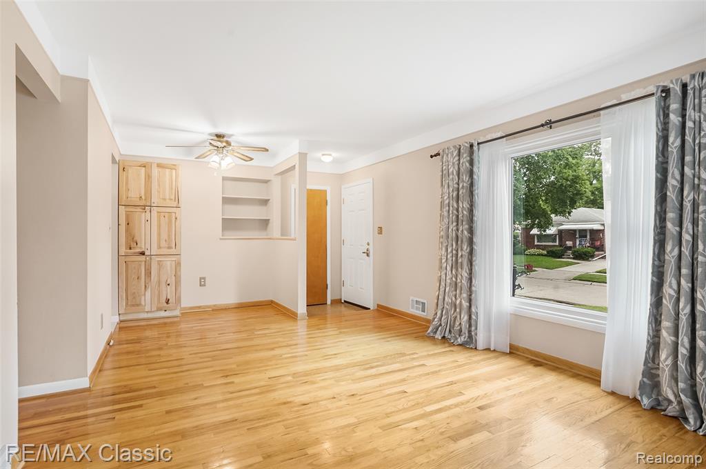 7218 Sterling Street Center Line, MI 48015 - Photo 9 of 27