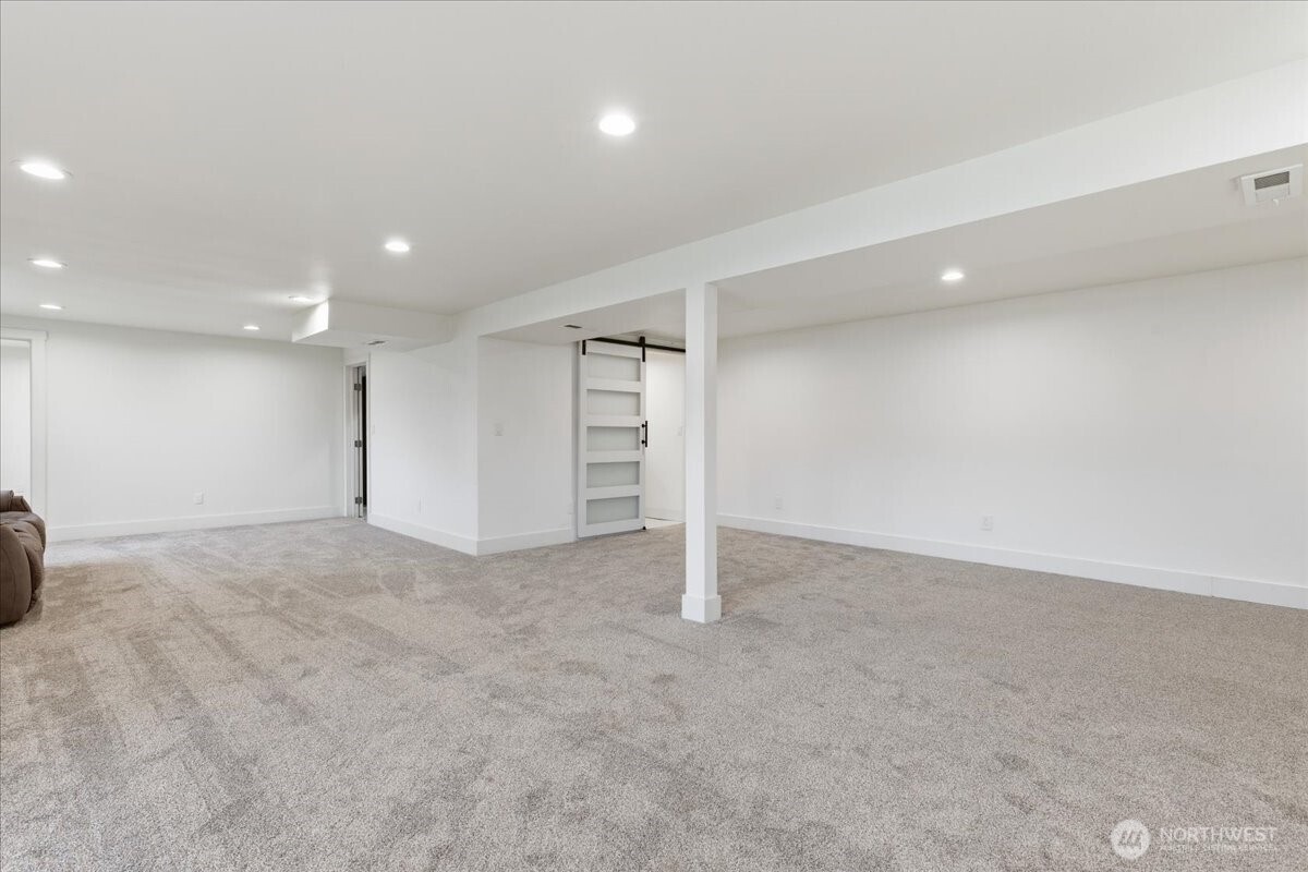 216 Sandy Lane Electric City, WA 99123 - Photo 22 of 40 an empty room with a projector and a window