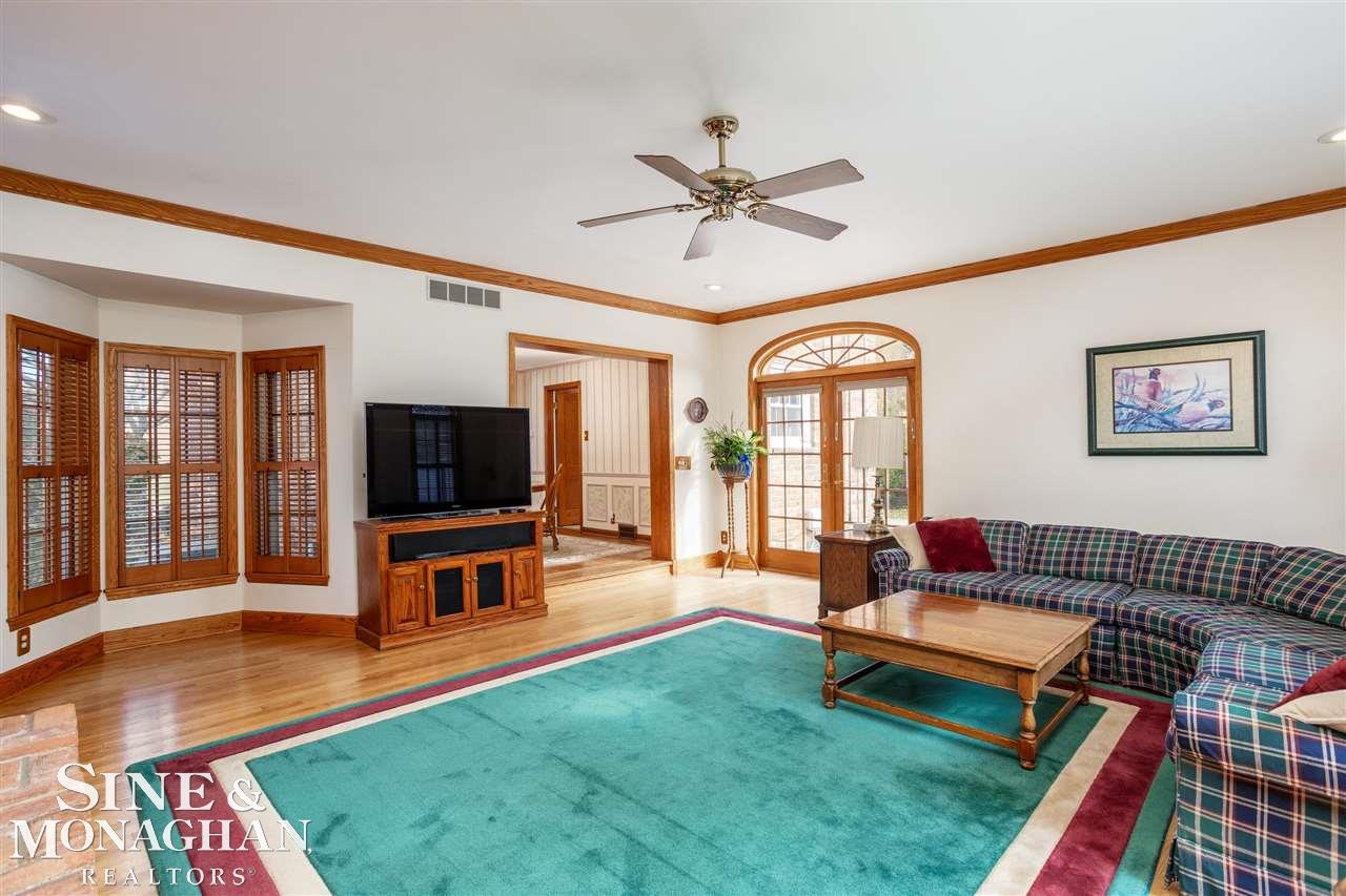 903 Roslyn Road Grosse Pointe, MI 48236 - Photo 4 of 38 50061069-3.JPG