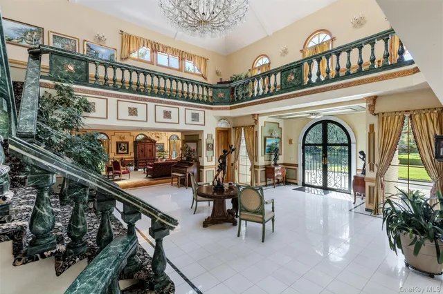 a view of livingroom with furniture