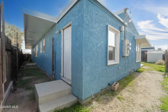 a view of entryway with kitchen