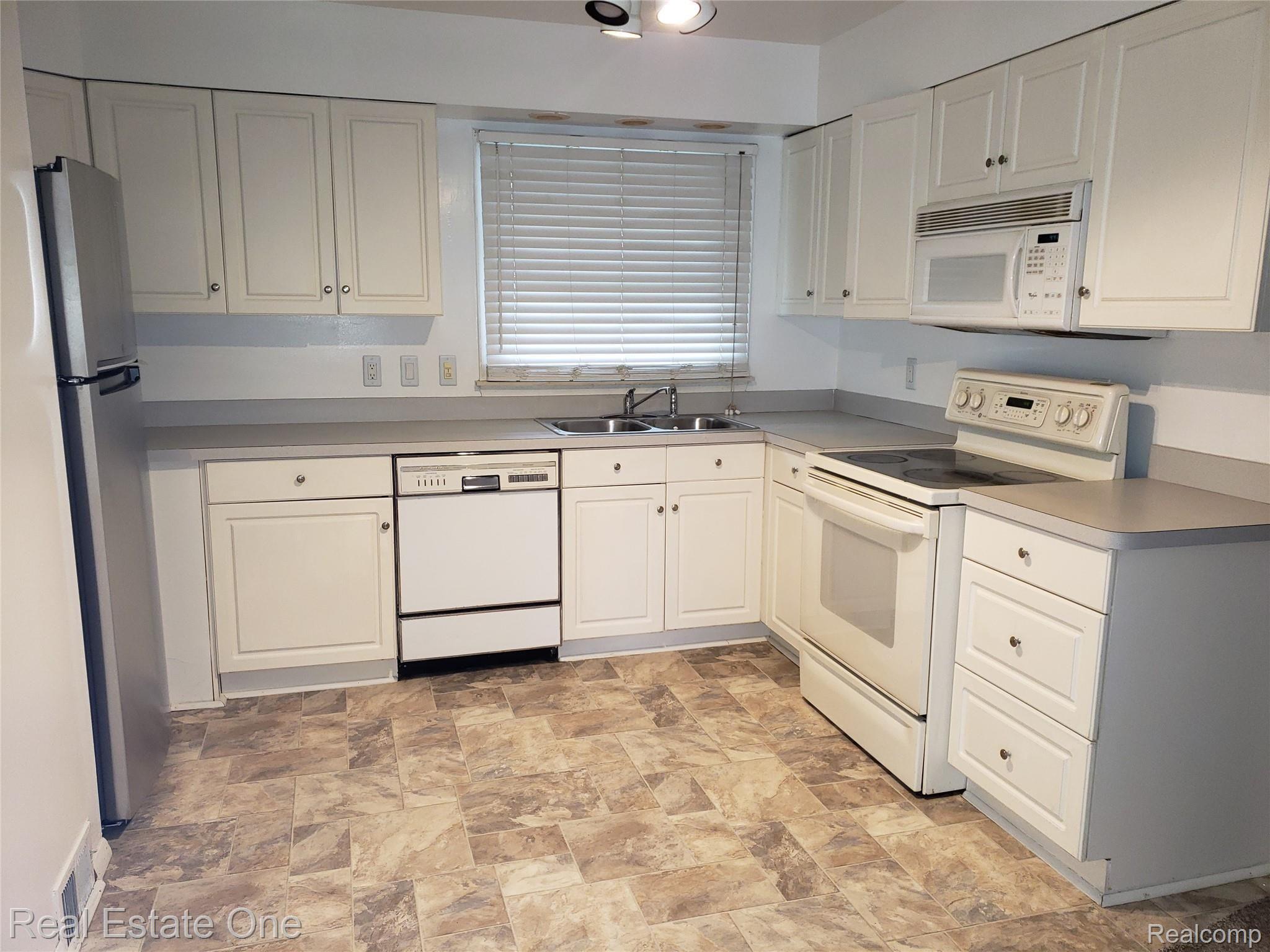 29501 Fall River Road Southfield, MI 48076 - Photo 3 of 30 20191025_164123.jpg