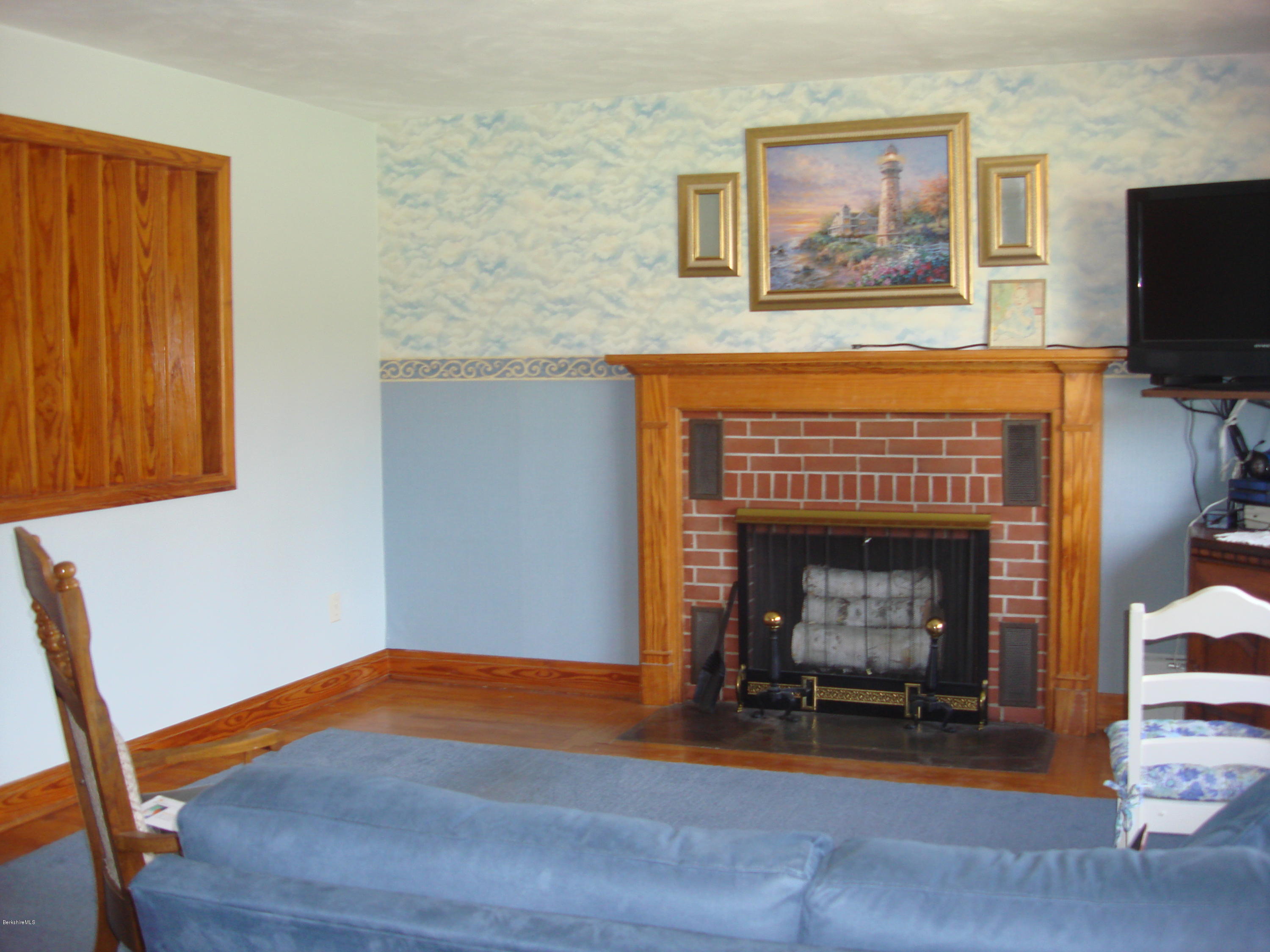 718 Pecks Road Pittsfield, MA 01201 - Photo 3 of 33 Living Room
