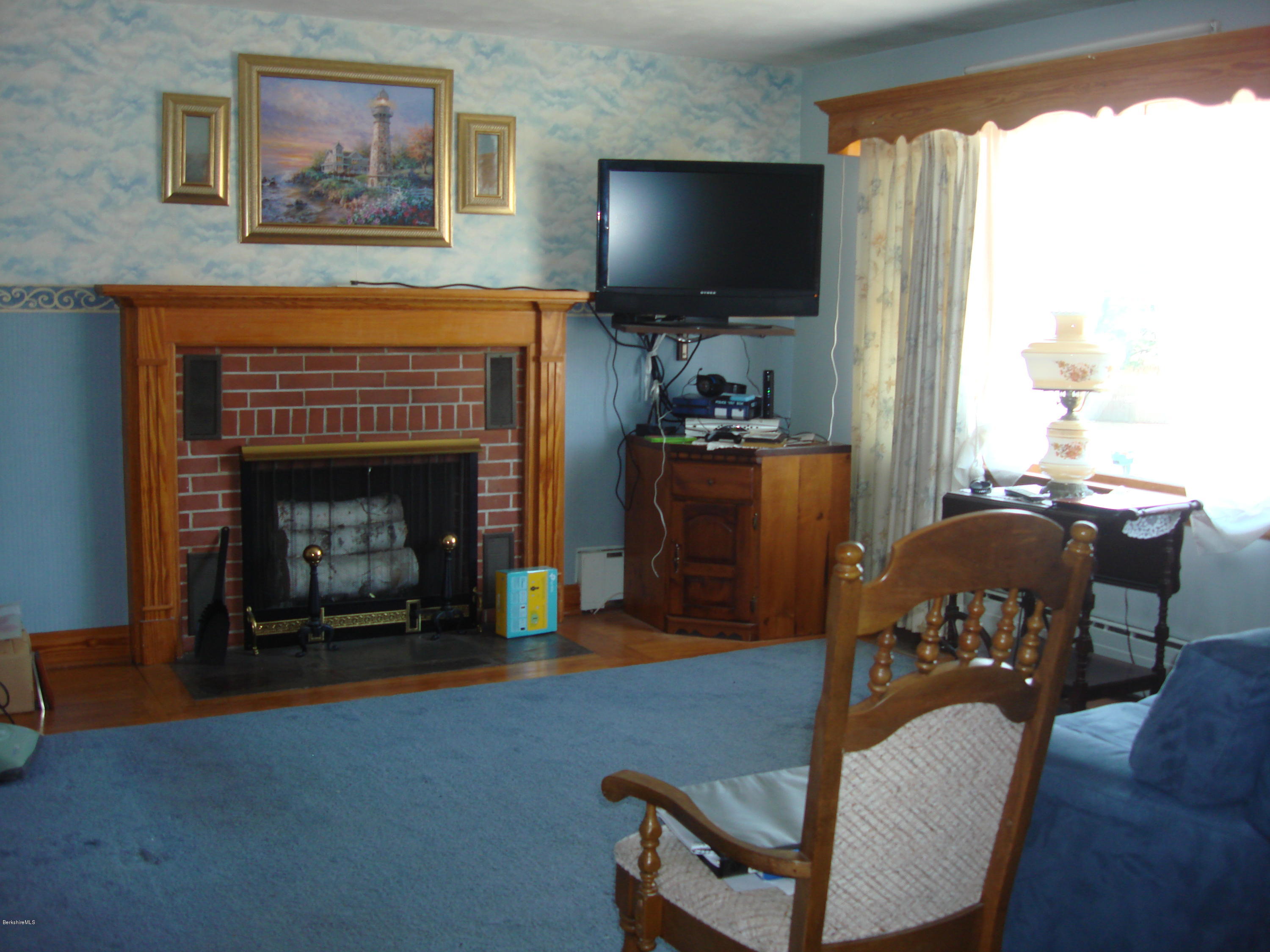 718 Pecks Road Pittsfield, MA 01201 - Photo 4 of 33 Living Room