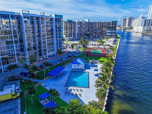 $3,000 | 200 Leslie Drive, Unit 524, Hallandale Beach, FL 33009