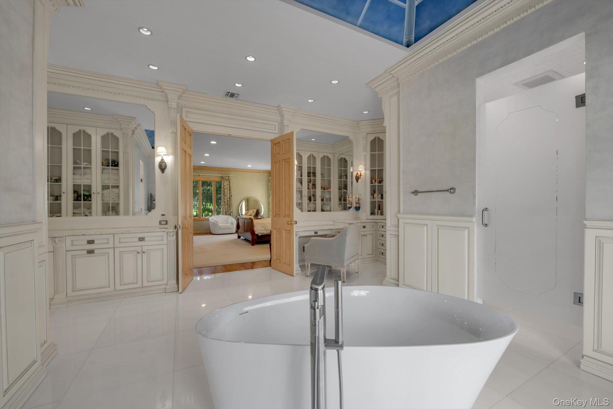 12 Overlook Court Locust Valley, NY 11560 - Photo 23 of 49 a view of a bathroom with a tub shower and mirror