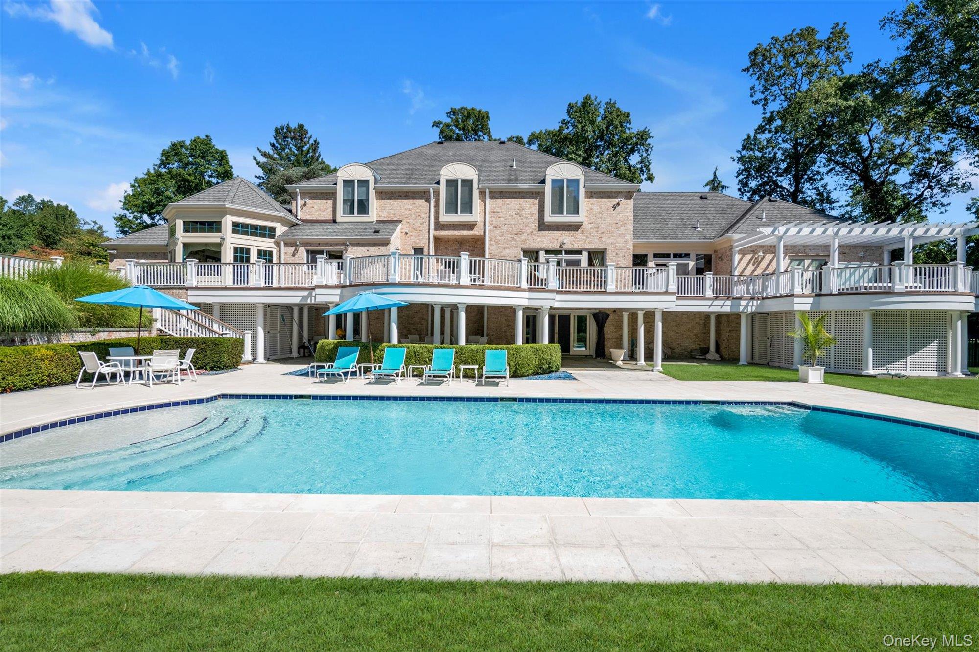 12 Overlook Court Locust Valley, NY 11560 - Photo 36 of 49 a front view of a house with a garden