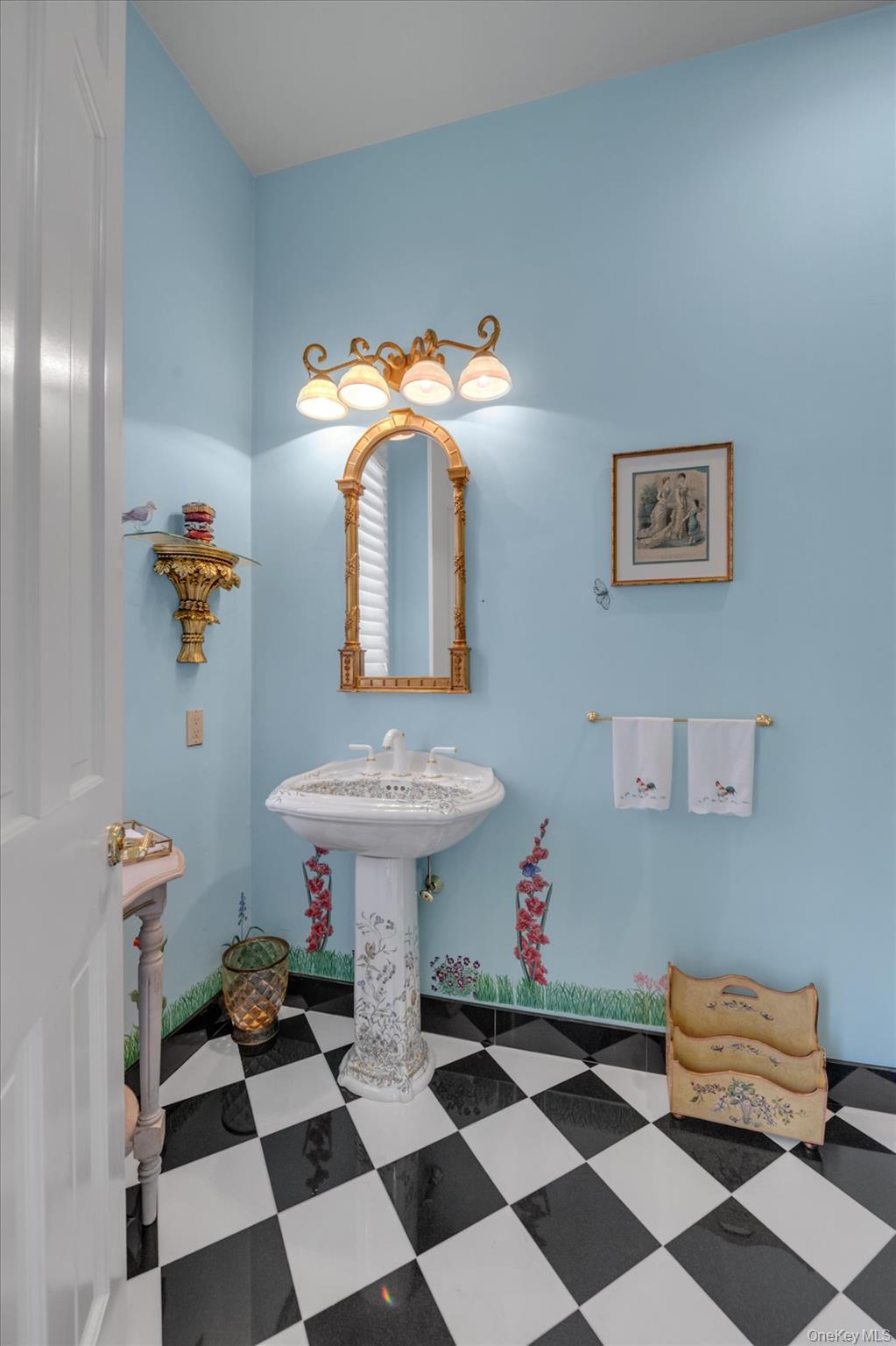 12 Overlook Court Locust Valley, NY 11560 - Photo 8 of 49 a room with furniture and a mirror