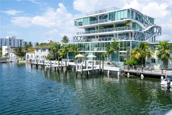 $2,900 | 8425 Crespi Boulevard, Unit 302, Miami Beach, FL 33141