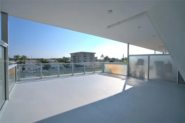 $2,900 | 8425 Crespi Boulevard, Unit 302, Miami Beach, FL 33141