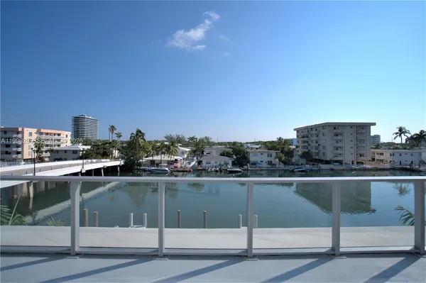 $2,900 | 8425 Crespi Boulevard, Unit 302, Miami Beach, FL 33141