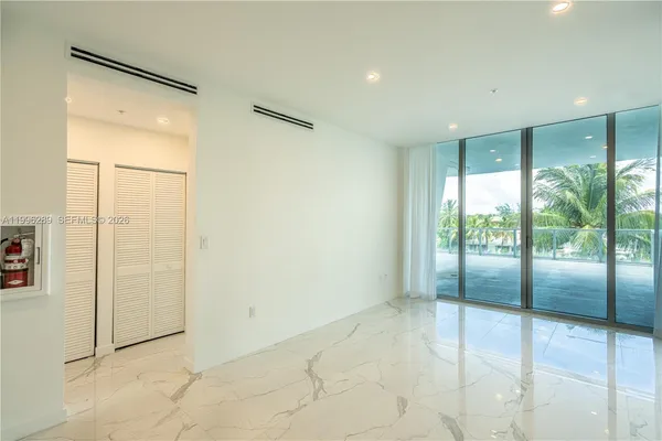 $2,900 | 8425 Crespi Boulevard, Unit 302, Miami Beach, FL 33141