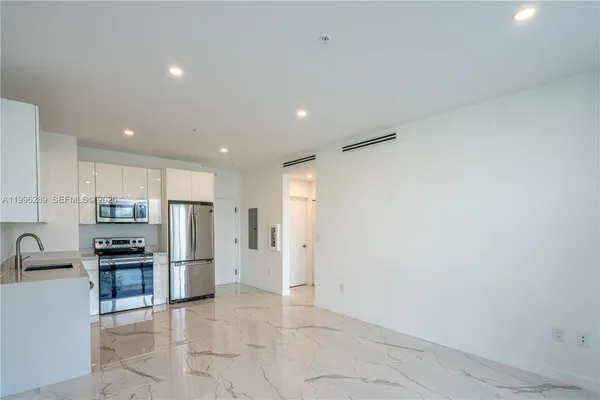 $2,900 | 8425 Crespi Boulevard, Unit 302, Miami Beach, FL 33141