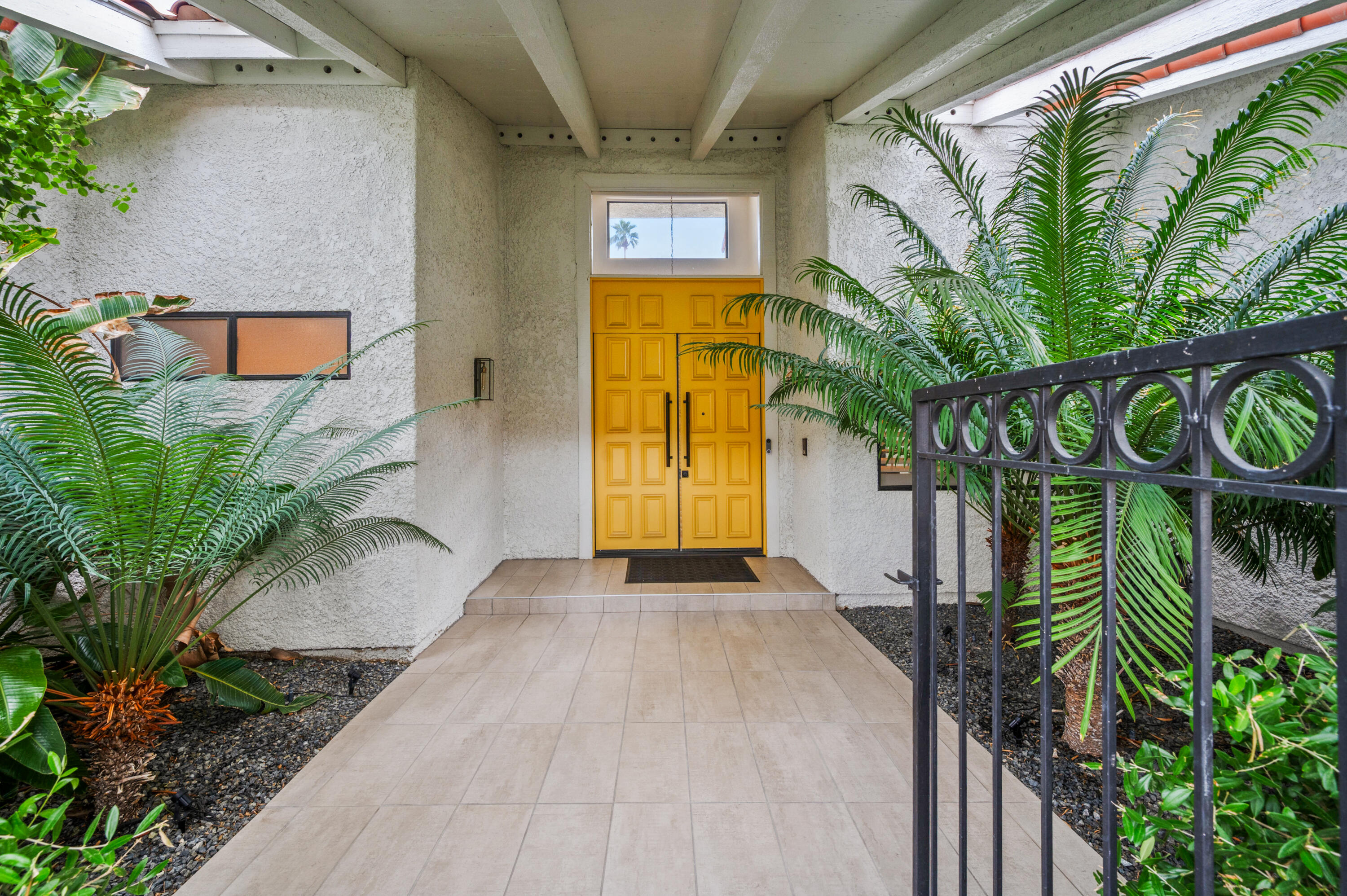 87 Magdalena Drive Rancho Mirage, CA 92270 - Photo 2 of 37 Entry Courtyar