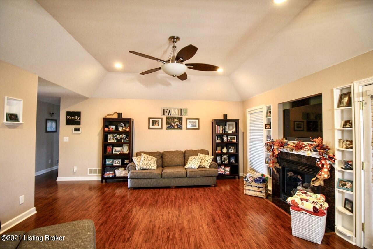 468 Spring Farm Trail Shepherdsville, KY 40165 - Photo 3 of 35 3