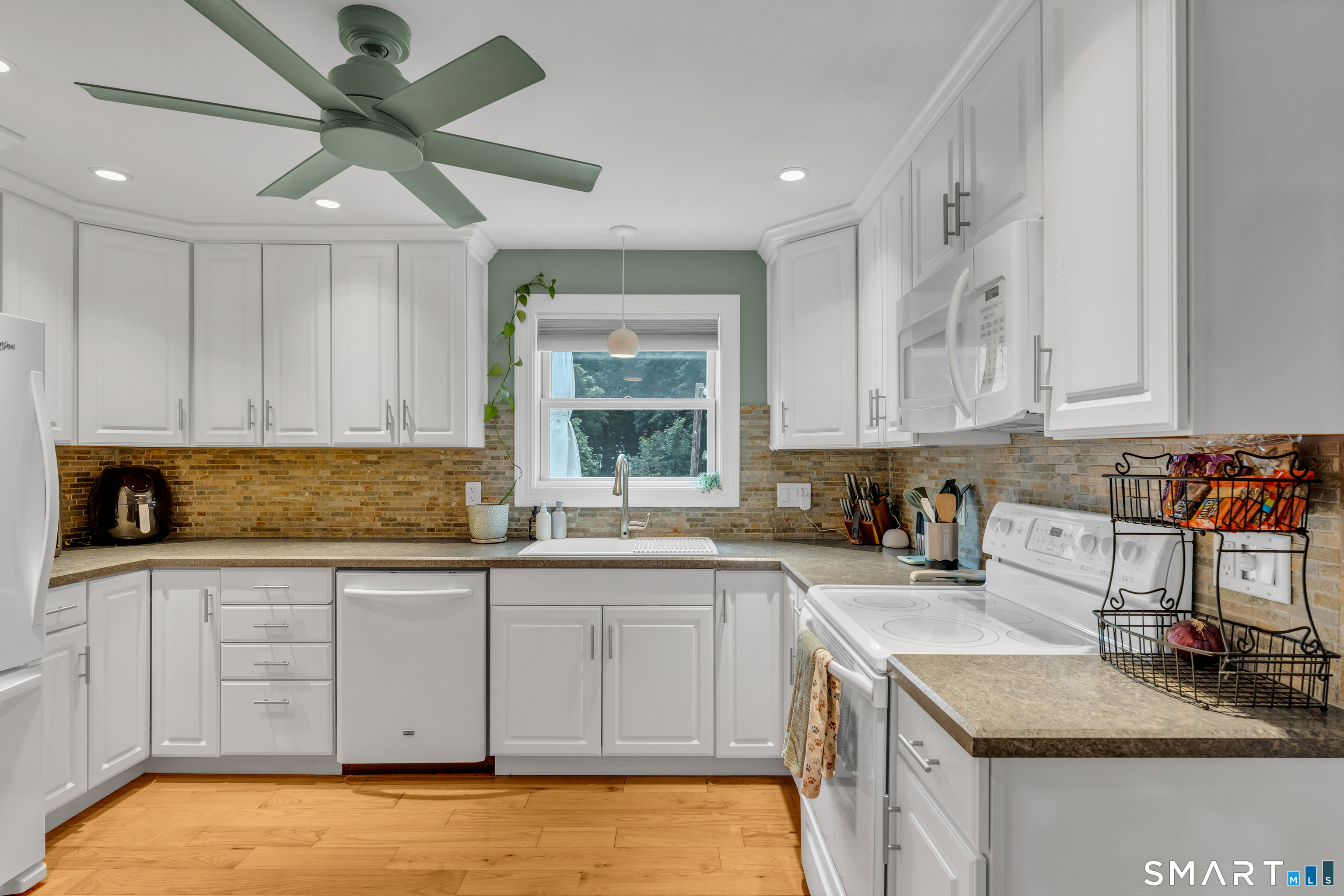37 Wayne Road Groton, CT 06340 - Photo 6 of 23 Gallery Image 6