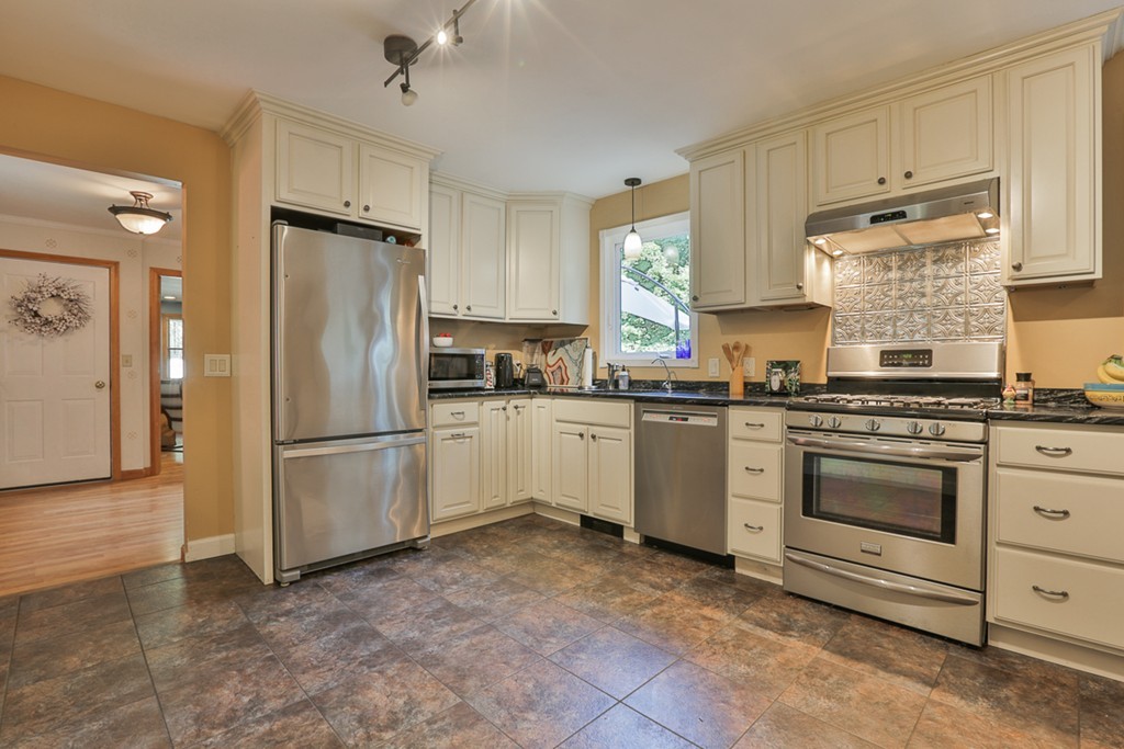 32 Orchard Road Holden, MA 01520 - Photo 8 of 26 Gallery Image 8