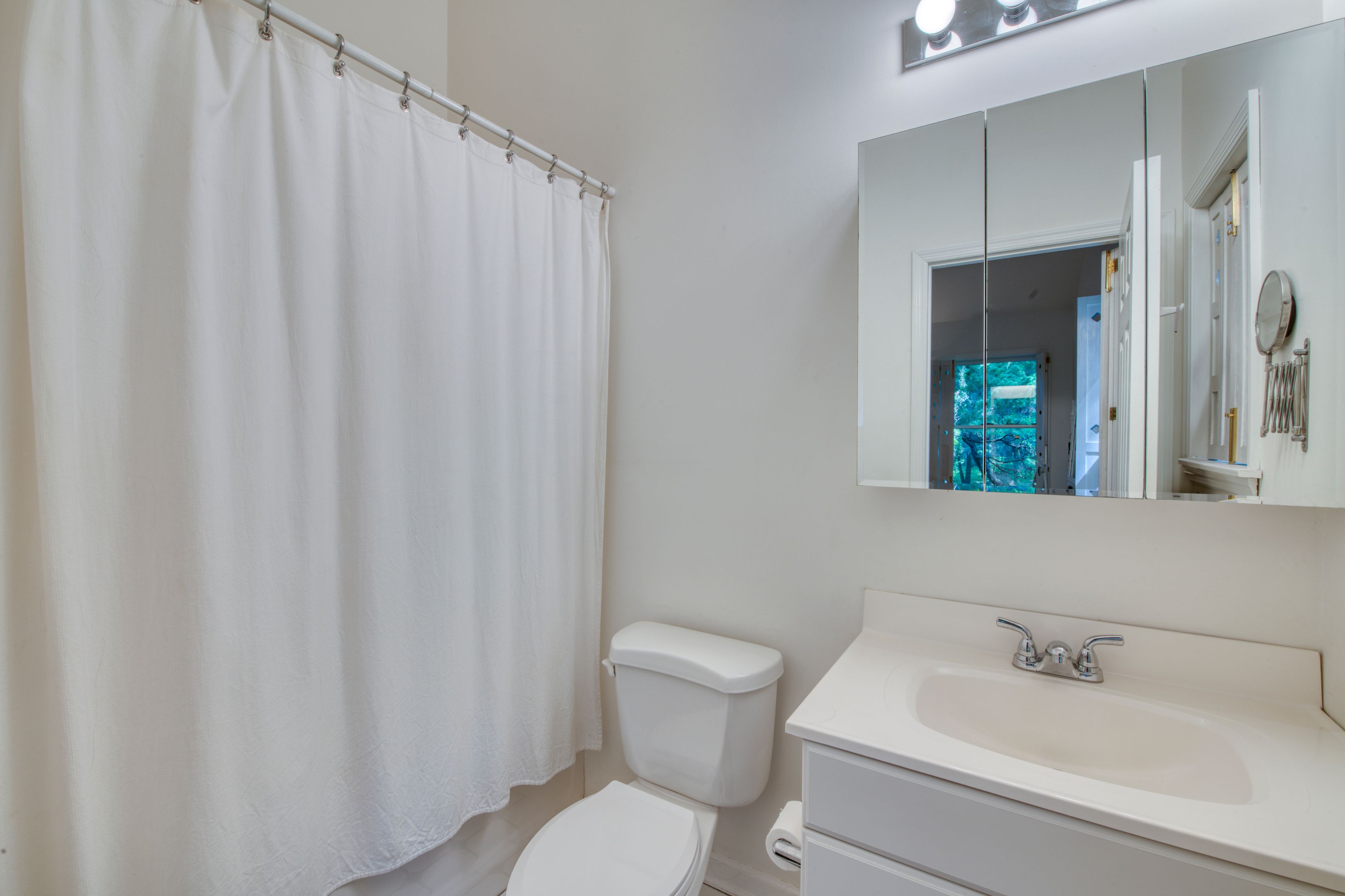 8 President Street East Hampton, NY 11937 - Photo 10 of 27