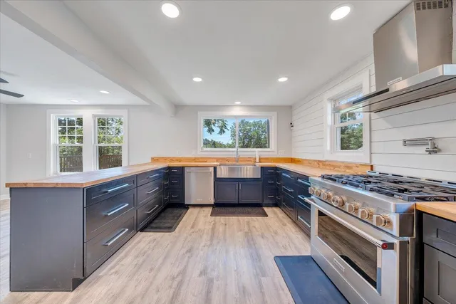 $449,999 | 1038 Valencia Drive, Huddleston, VA 24104