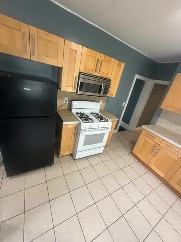 $3,000 | 23 Mt Ida Road, Unit 3, Boston, MA 02122