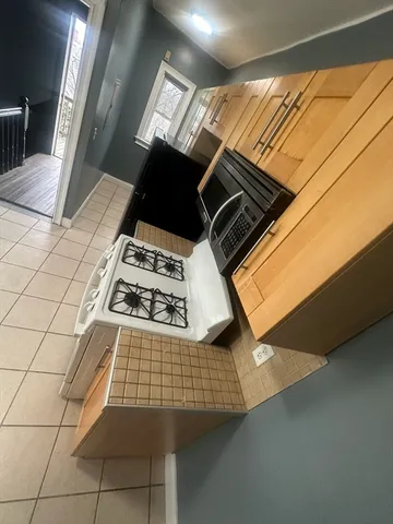 $3,000 | 23 Mt Ida Road, Unit 3, Boston, MA 02122