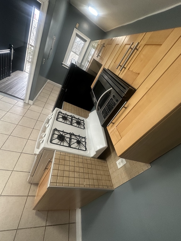 23 Mt Ida Road, Unit 3 Boston, MA 02122 - Photo 4 of 18