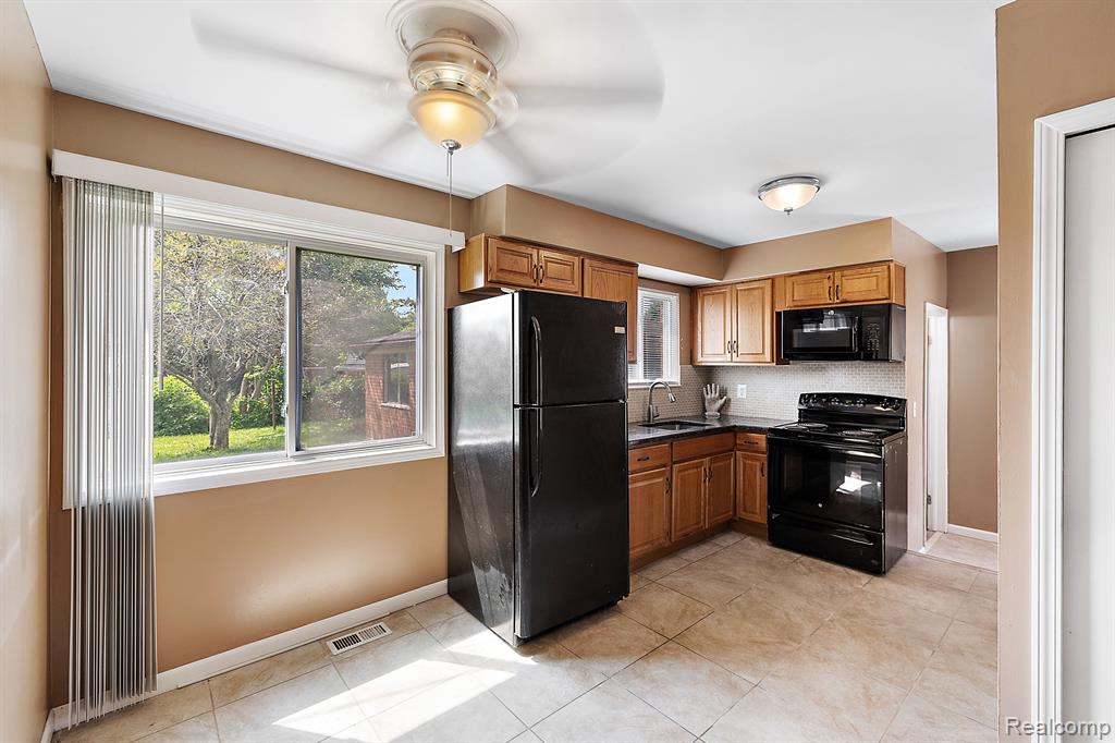 32001 Schoenherr Road Warren, MI 48088 - Photo 5 of 27