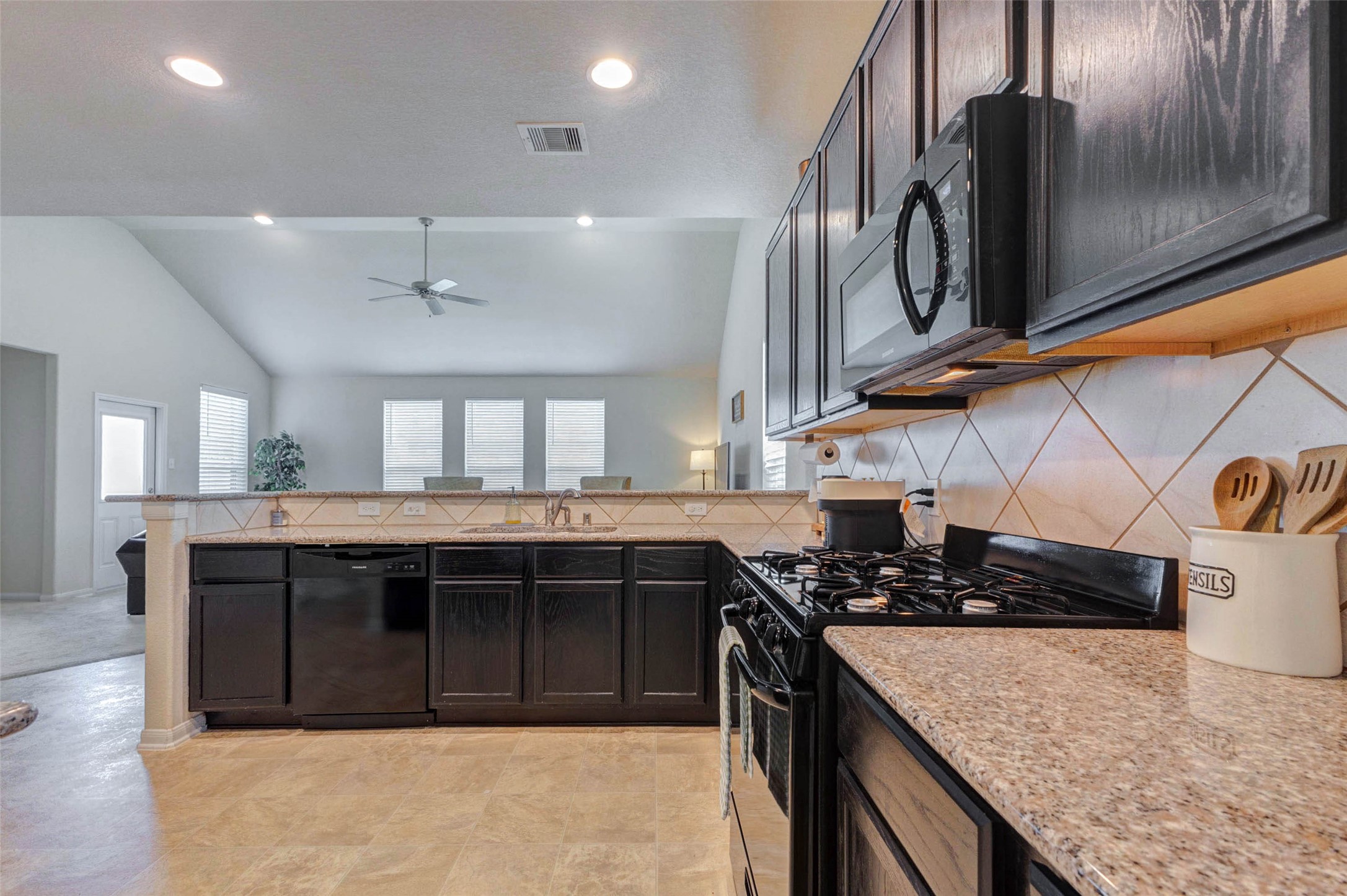 20623 Footstep Path Katy, TX 77449 - Photo 5 of 23 Easy flow from kitchen to living room space.