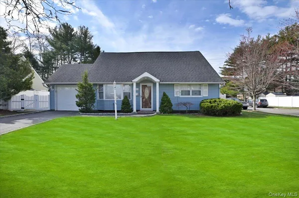 $749,000 | 4000 Avoca Avenue, Bethpage, NY 11714