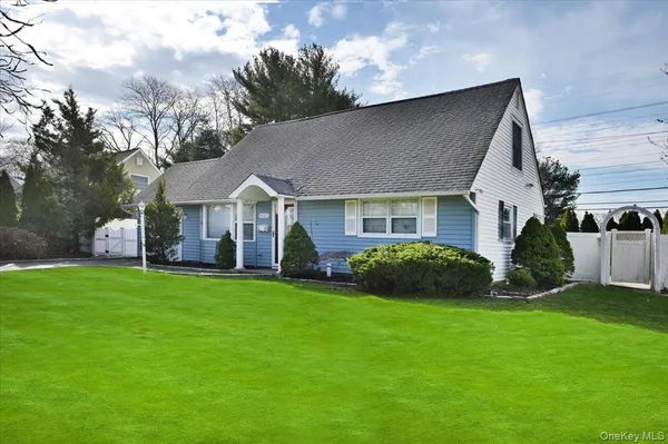 $749,000 | 4000 Avoca Avenue, Bethpage, NY 11714