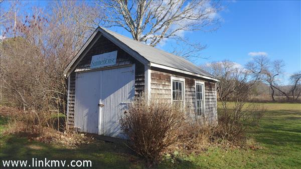 694 Old County Road West Tisbury, MA 02568 - Photo 2 of 15 http://d1qzqeyxiitrap.cloudfront.net/photos/31557/600/17533cf5.jpg