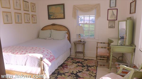 694 Old County Road West Tisbury, MA 02568 - Photo 5 of 15 http://d1qzqeyxiitrap.cloudfront.net/photos/31557/600/340780ce.jpg