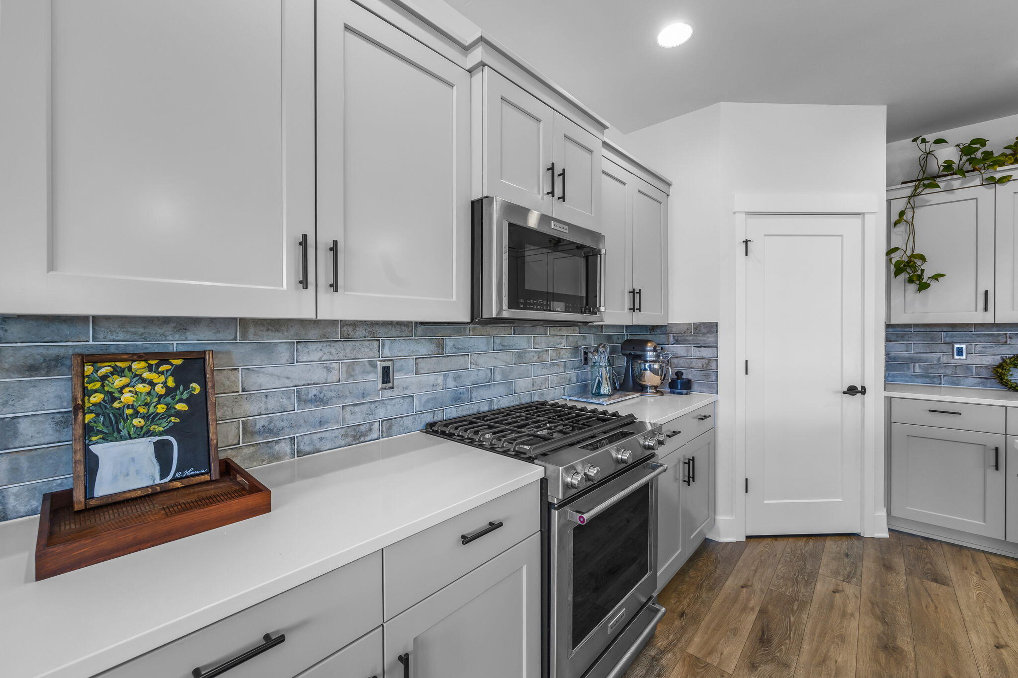 4361 Southwest 36th Street Redmond, OR 97756 - Photo 9 of 34 Quartz finishes & gas burning stove, corner pantry and full heigh backsplash.