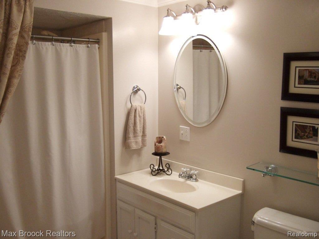 435 West Iroquois Road Pontiac, MI 48341 - Photo 15 of 25 Extra Large Main Bathroom