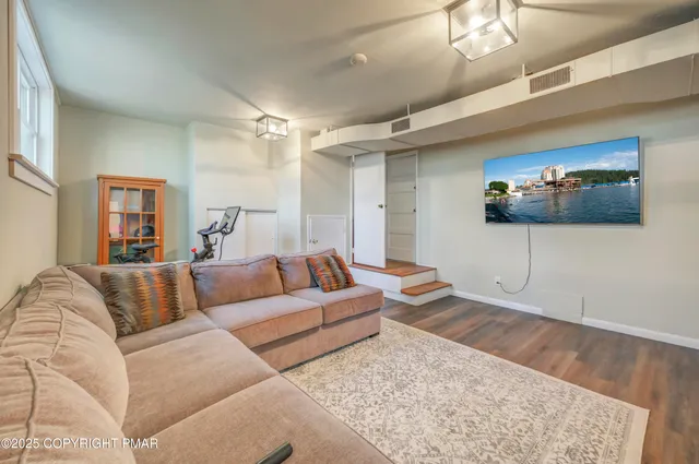 a en suite bathroom with a toilet sink and mirror
