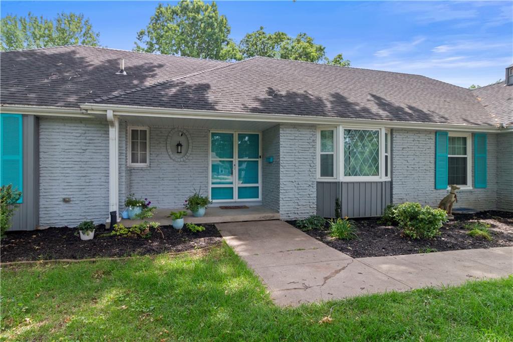 407 Northwest O'Brien Road Lee's Summit, MO 64063 - Photo 3 of 32