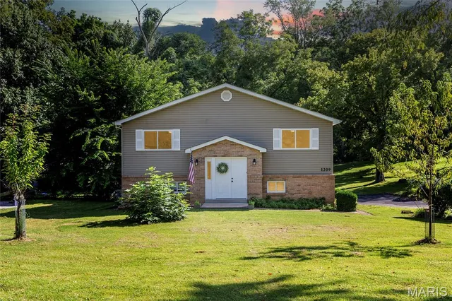 $389,900 | 1209 Woodcrest Lane, Hazelwood, MO 63042