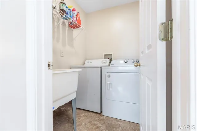 $389,900 | 1209 Woodcrest Lane, Hazelwood, MO 63042