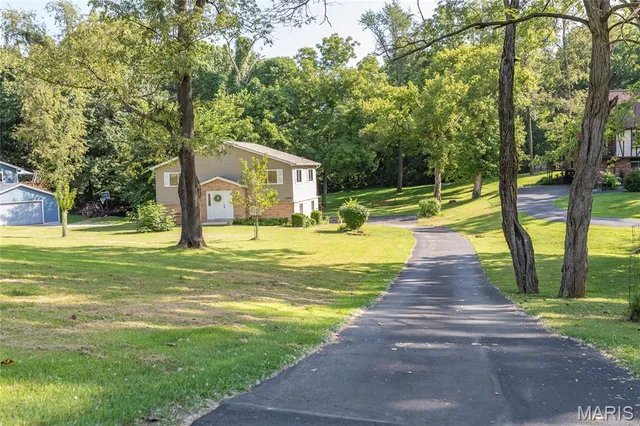 $389,900 | 1209 Woodcrest Lane, Hazelwood, MO 63042