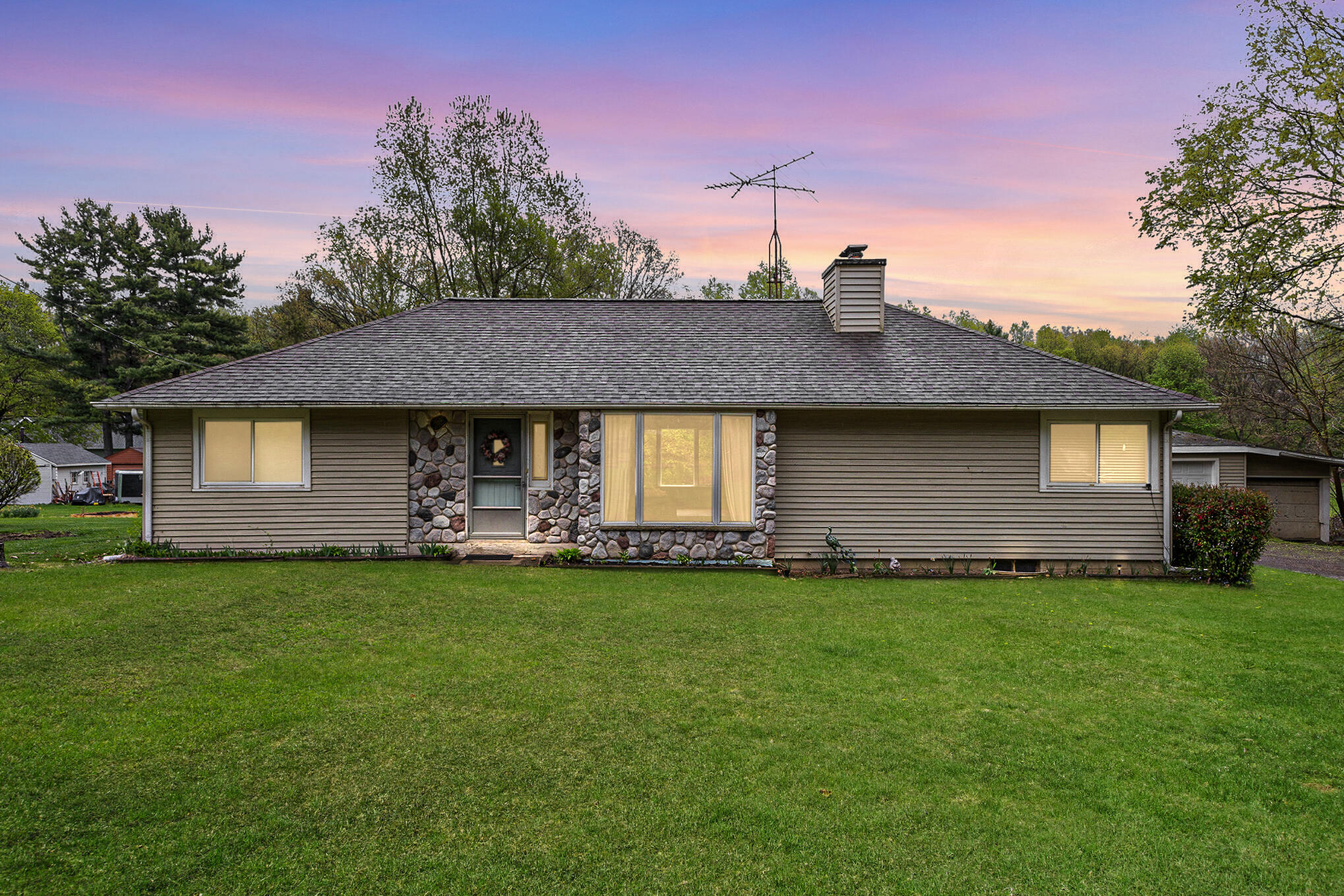 5647 Maple Dale Road Jackson, MI 49201 - Photo 1 of 28 002_file_171