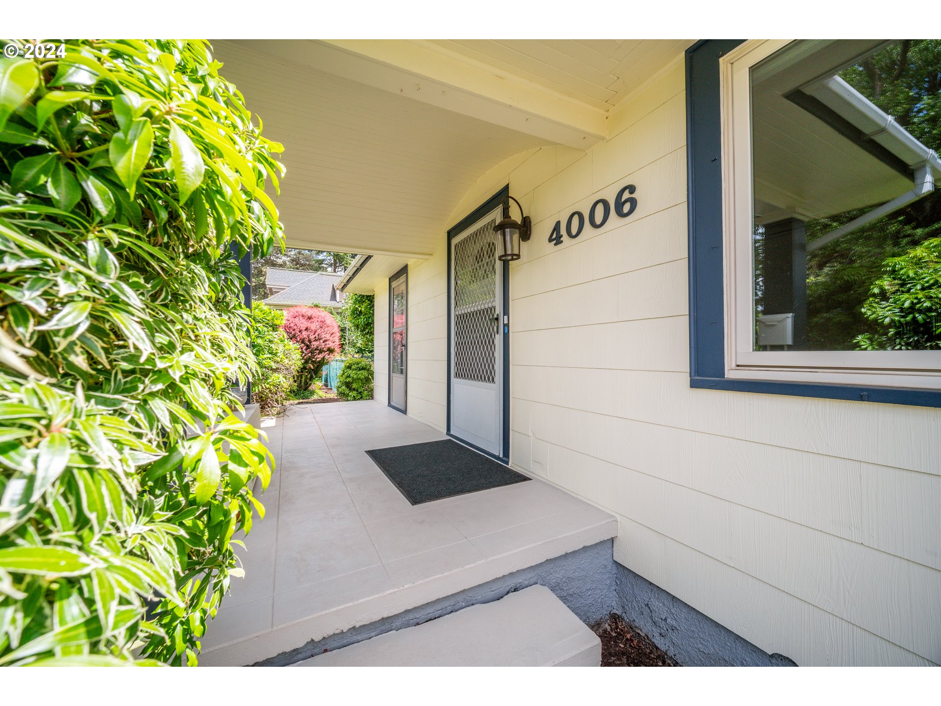 4006 Southeast Harold Street Portland, OR 97202 - Photo 3 of 40