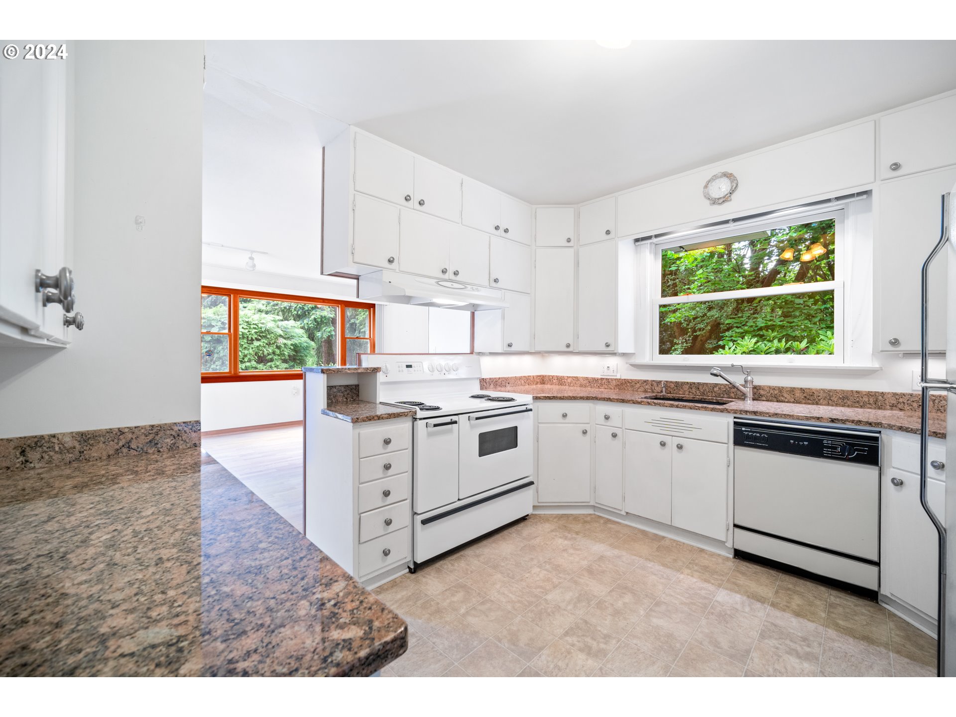 4006 Southeast Harold Street Portland, OR 97202 - Photo 9 of 40