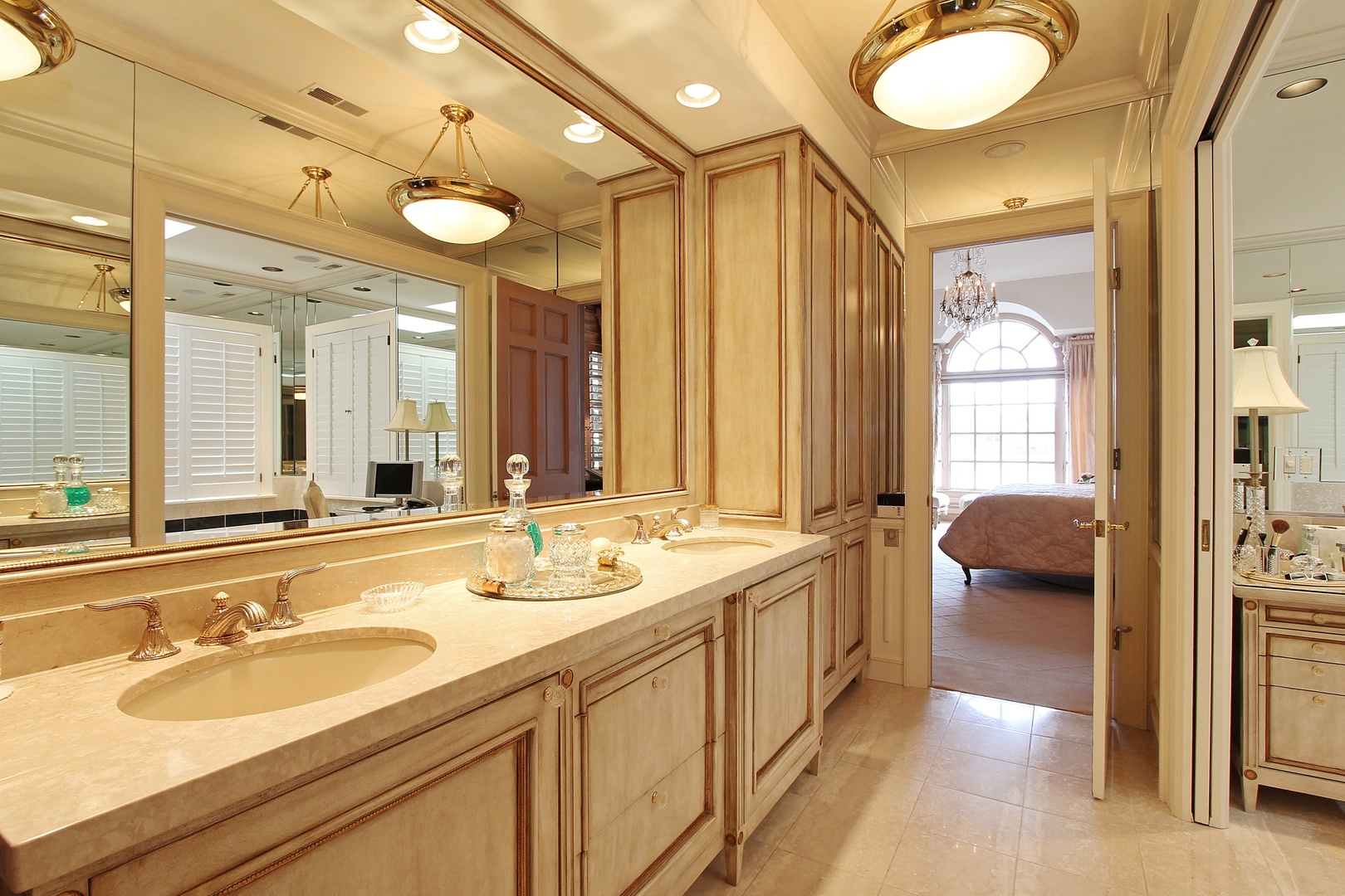 29 Riderwood Road North Barrington, IL 60010 - Photo 12 of 25 a spacious bathroom with a double vanity sink and a mirror