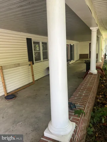 a front view of house with yard