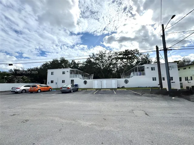 $1,900 | 261 Hibiscus Drive, Unit 5, Miami Springs, FL 33166