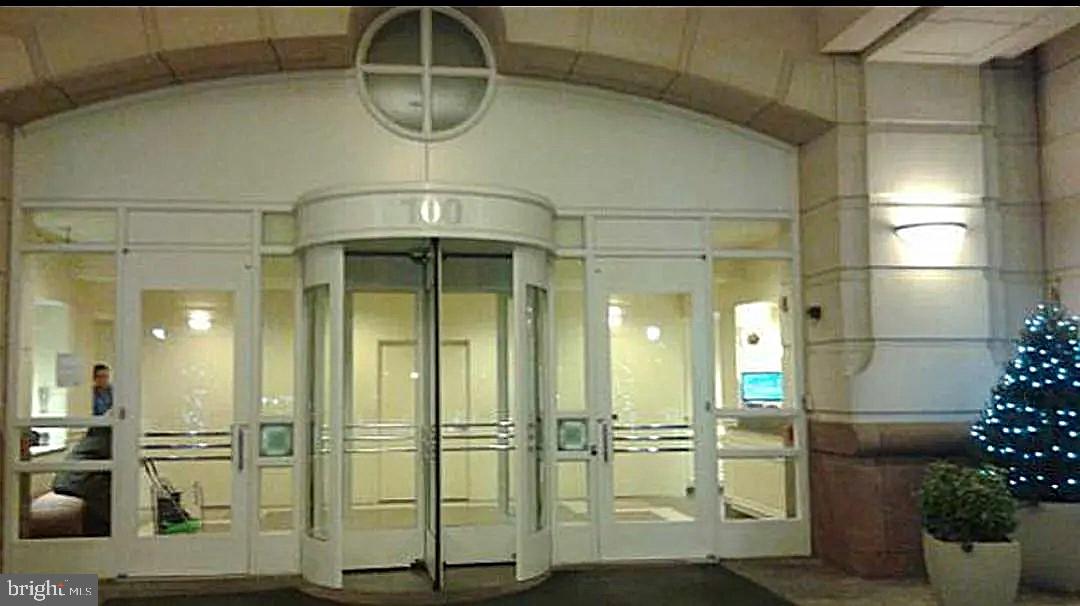 100 Harborview Drive, Unit 906 Baltimore, MD 21230 - Photo 3 of 16 a bathroom with a shower and a mirror