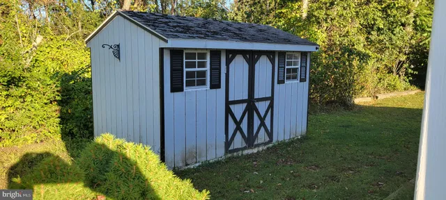 a view of front of a house with a yard