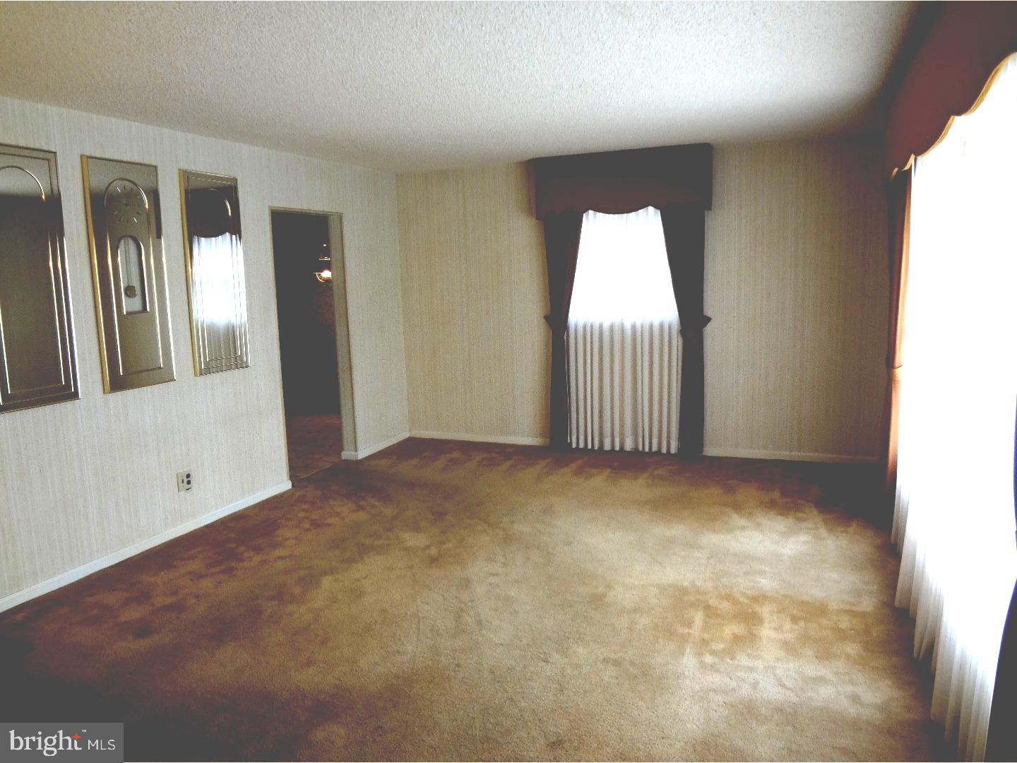 28 Minnehaha Road Somerdale, NJ 08083 - Photo 7 of 23 Living Room